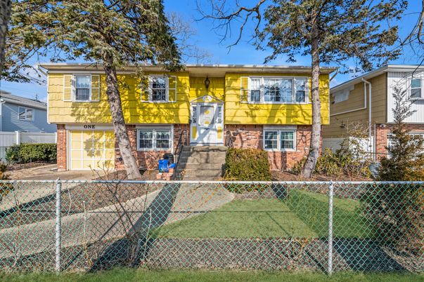 Attached, Exterior, Facade, Brick Facade, Raised Ranch