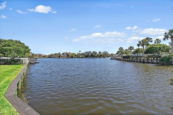 Exterior, Lake