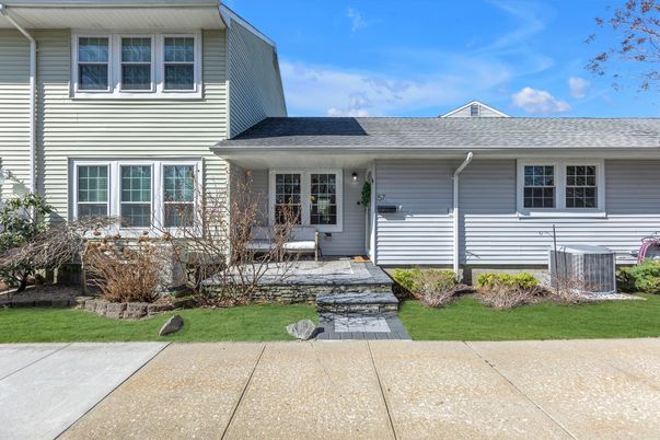 Exterior, Facade, American Foursquare