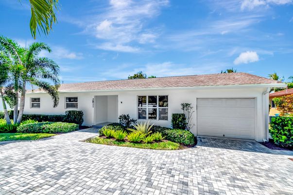 Attached, Exterior, Facade, Ranch