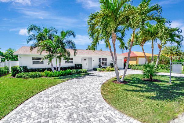 Backyard, Exterior, Facade, Ranch