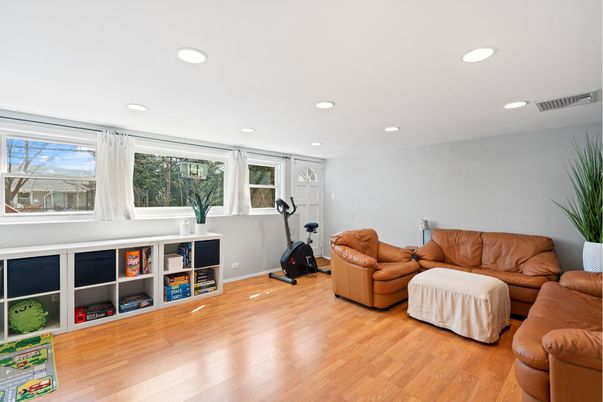 Fitness Equipment, Interior, Living room, Recessed Lighting, Wood Texture Flooring