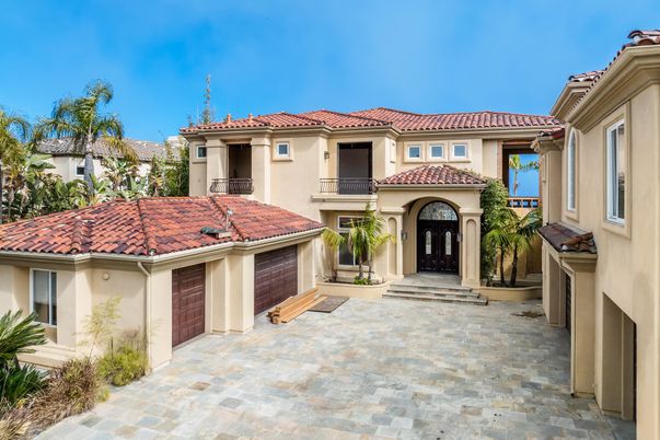 Attached, Exterior, Facade, Mediterranean