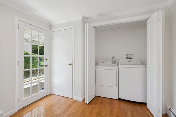 Interior, Utility Closets, Washer, Wood Texture Flooring