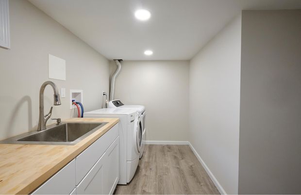 Interior, Recessed Lighting, Washer, Wood Texture Flooring