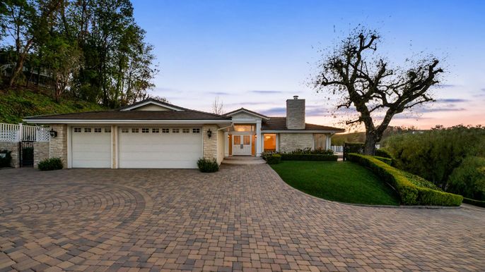 Attached, Exterior, Facade, Ranch