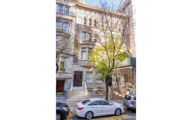 Exterior, Facade, Brownstone
