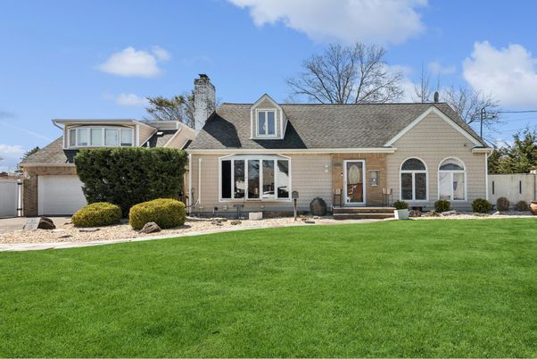 Attached, Exterior, Facade, Cape Cod