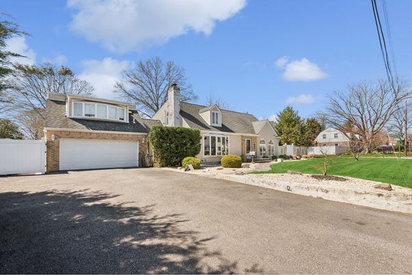 Attached, Exterior, Facade, Cape Cod