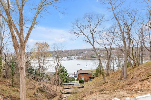 Exterior, Lake