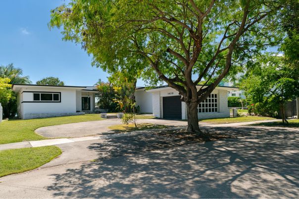 Attached, Exterior, Facade, Ranch