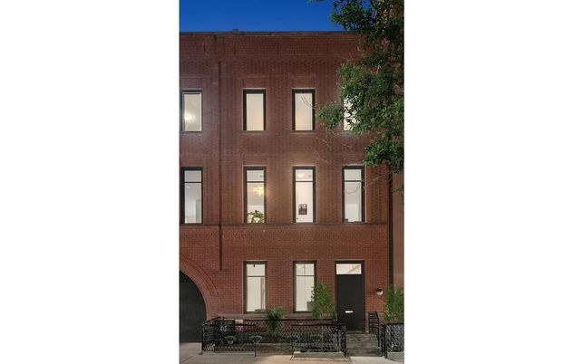 Exterior, Facade, Brick Facade, Rowhouse