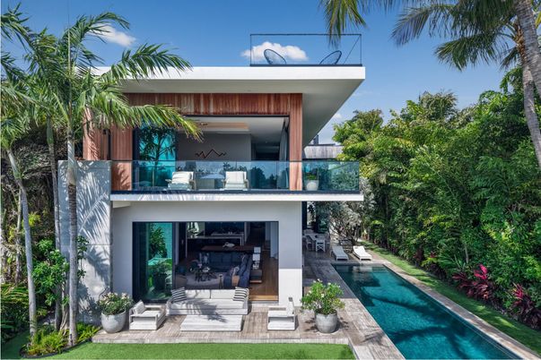 Exterior, Facade, Pool, Modern
