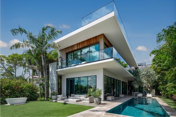 Backyard, Exterior, Facade, Pool, Modern