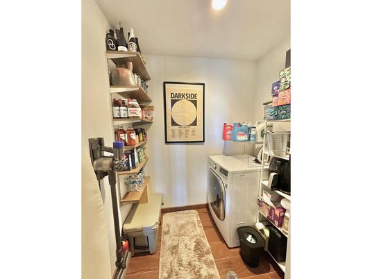 Interior, Recessed Lighting, Washer, Wood Texture Flooring