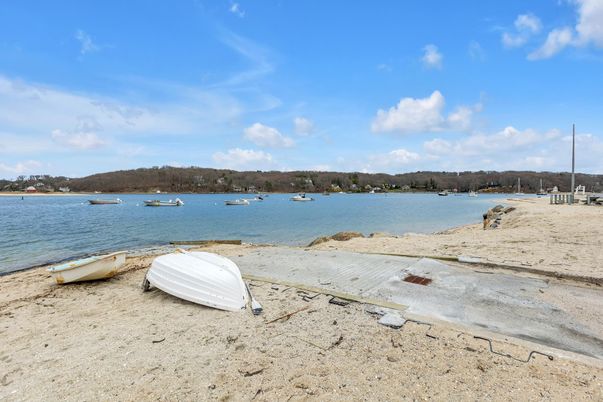 Exterior, Lake