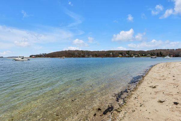 Exterior, Lake