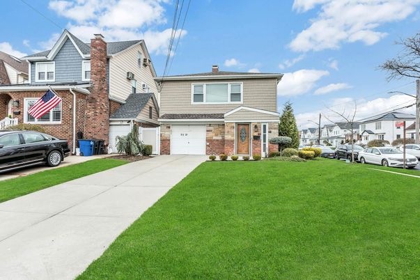 Attached, Exterior, Facade, Brick Facade, Queen Anne Victorian