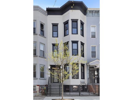 Exterior, Facade, Rowhouse