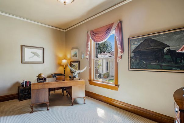 Home Office, Interior