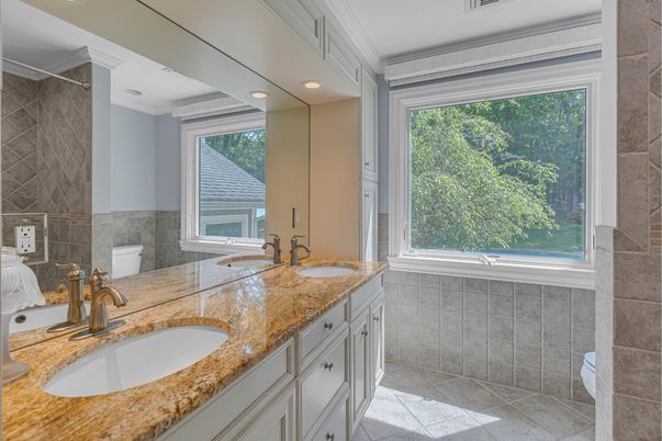 Bathroom, Dual Sink Vanities, Interior, Recessed Lighting
