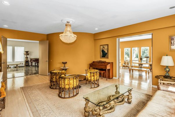 Chandelier, Interior, Piano, Recessed Lighting, Wood Texture Flooring