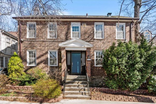 Exterior, Facade, Brick Facade, Georgian