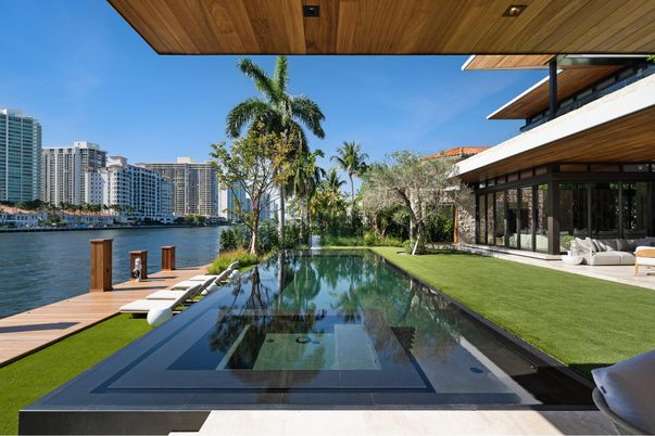 Exterior, Lake