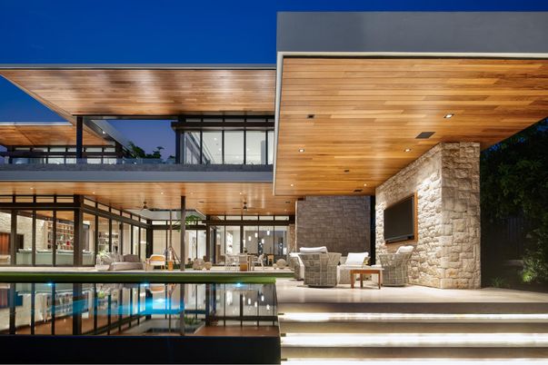 Exterior, Facade, Pool, Modern