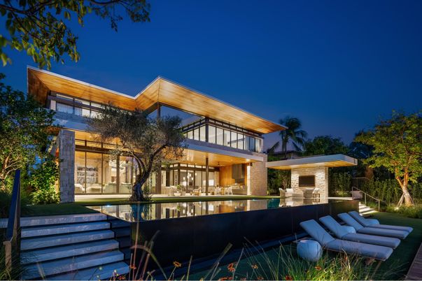 Backyard, Exterior, Facade, Pool, Modern