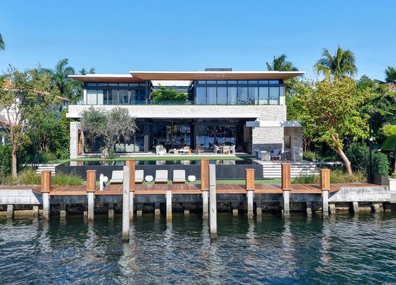 Exterior, Lake