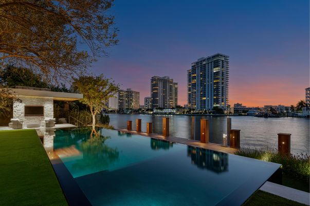 Exterior, Lake