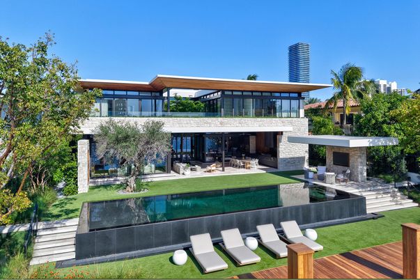 Backyard, Exterior, Facade, Fireplace, Pool, Modern