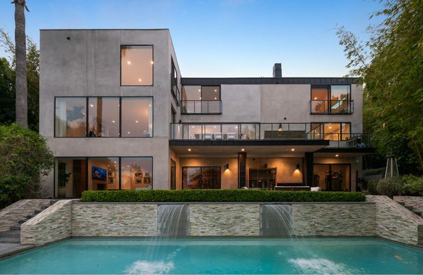 Exterior, Facade, Pool, Modern