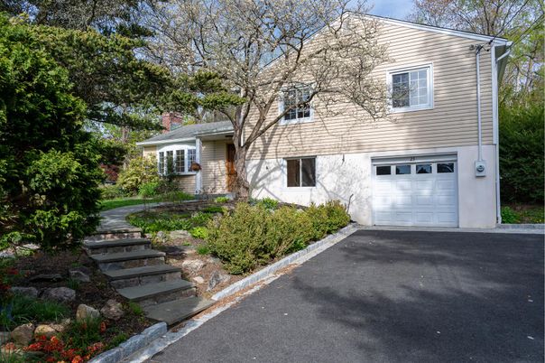 Attached, Exterior, Facade, Cape Cod