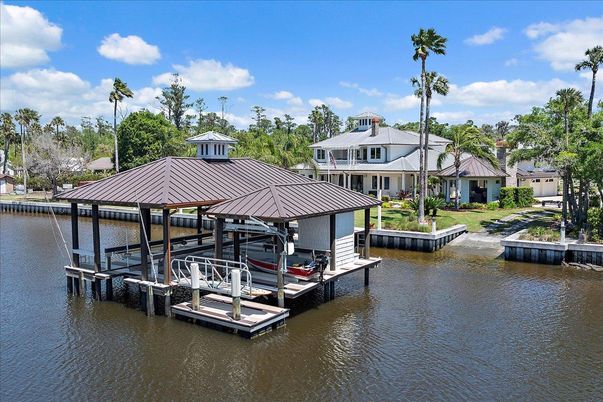 Exterior, Lake