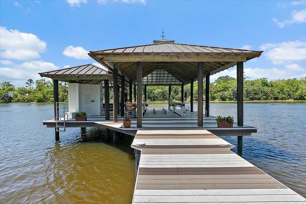 Exterior, Lake