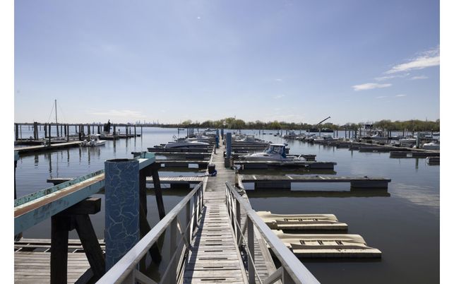 Exterior, Lake