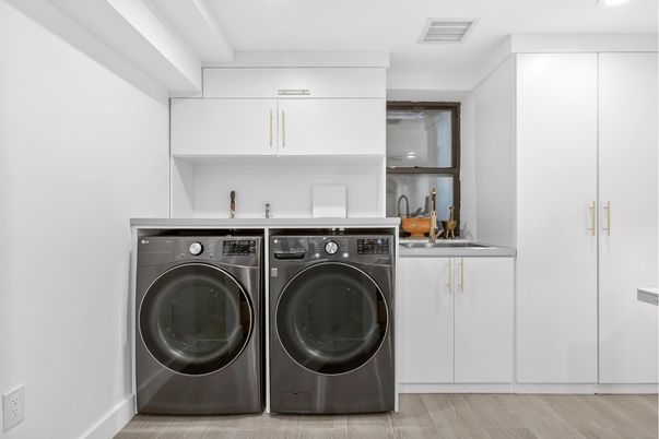Interior, Recessed Lighting, Washer, Wood Texture Flooring