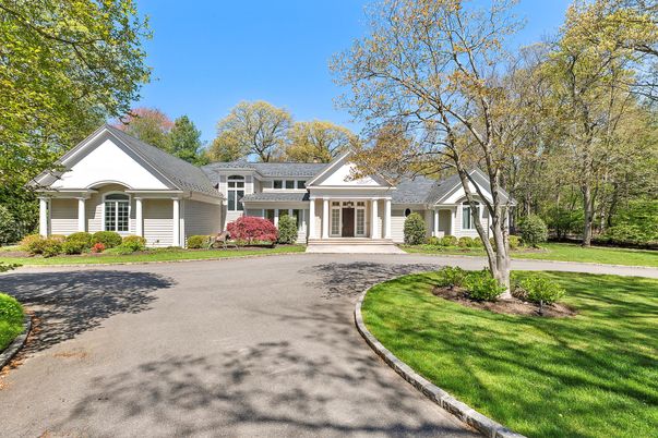 Exterior, Facade, Ranch
