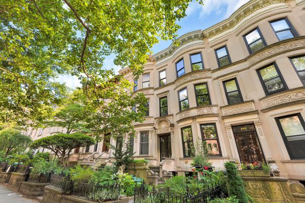Exterior, Facade, Brownstone