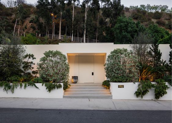 Exterior, Facade, Modern