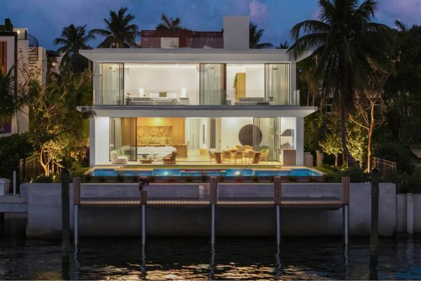 Exterior, Facade, Pool, Modern