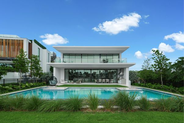 Exterior, Facade, Pool, Modern