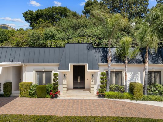 Exterior, Facade, Ranch