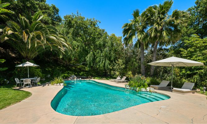 Exterior, Pool
