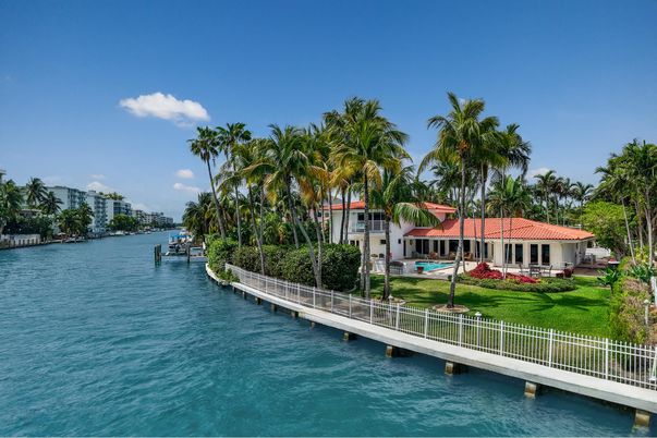 Exterior, Lake
