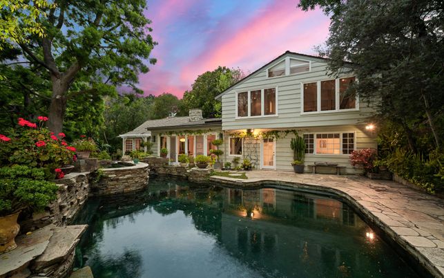 Exterior, Facade, Pool, Farmhouse