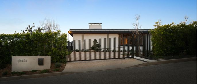 Exterior, Facade, Modern