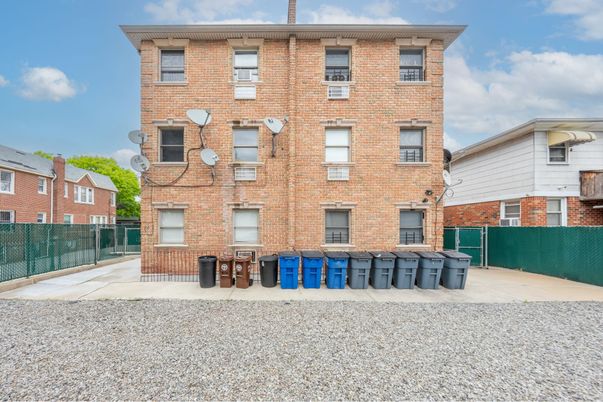 Exterior, Facade, Brick Facade, Rowhouse